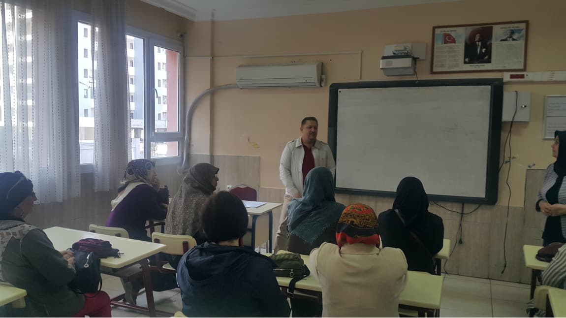 Eğitimde Saç ayağı kuruldu.Öğretmen-Veli-Öğrenci işbirliği Seyhan 15 Temmuz Şehitleri Anadolu İmam Hatip Lisesinde Kuruldu